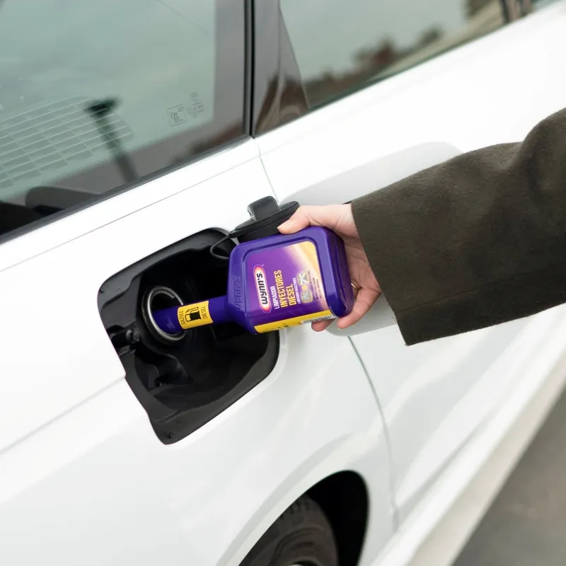 Aditivo para diesel Wynns | mecánico aplicando aditivo para diesel