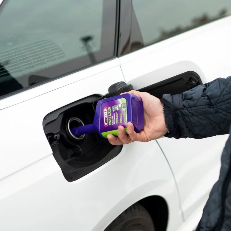Aditivo Wynns gasolina Recambios Centro |mecánico poniendo aditivos Wynns para motor