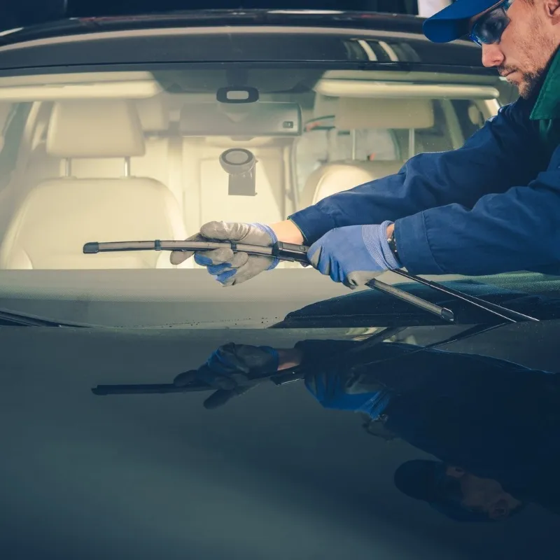 mecánico cambiando escobillas | escobillas coche en Recambios Centro