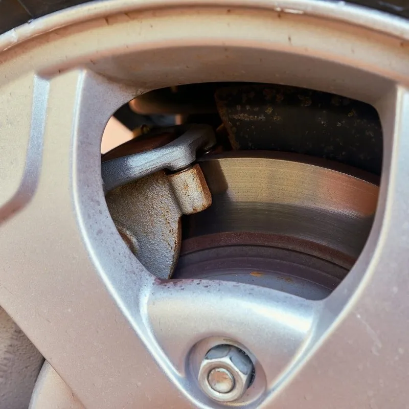 pastillas de freno en manos del mecánico | freno trasero de moto en Recambios Centro