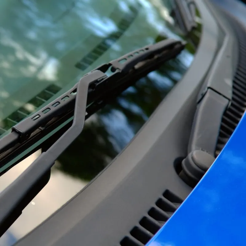 parabrisas de coche azul con escobillas |limpiaparabrisas Recambios Centro