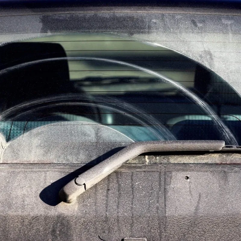 trasera sucia de coche con escobillas | mejor escobilla limpiaparabrisas Recambios Centro